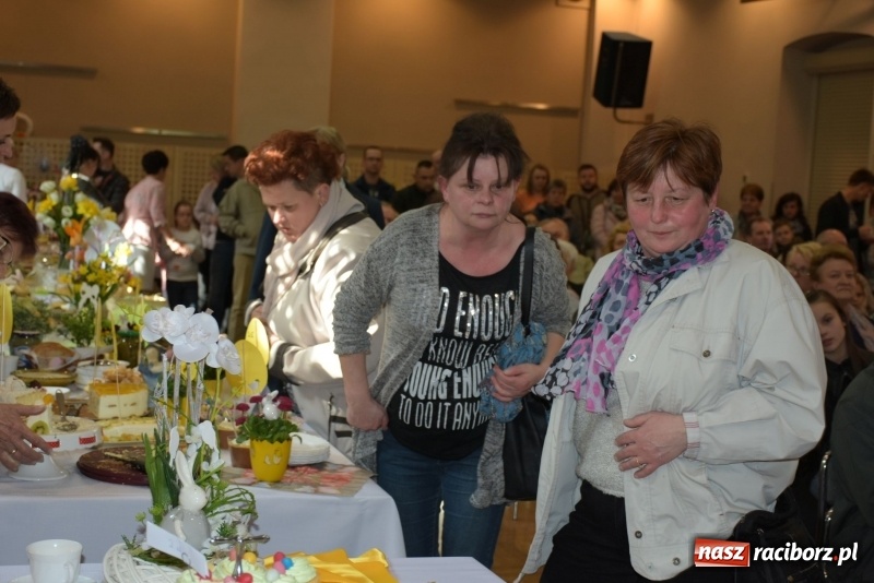 Zdjęcie w galerii na portalu naszraciborz.pl: Na słodko i przy muzyce. Kiermasz w Tworkowie [FOTO i WIDEO] wiadomości z regionu