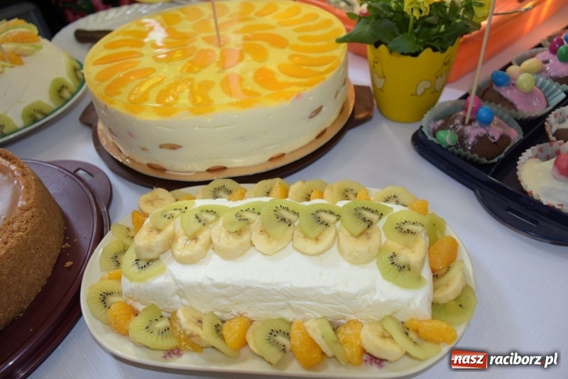 Zdjęcie w galerii na portalu naszraciborz.pl: Na słodko i przy muzyce. Kiermasz w Tworkowie [FOTO i WIDEO] wiadomości z regionu