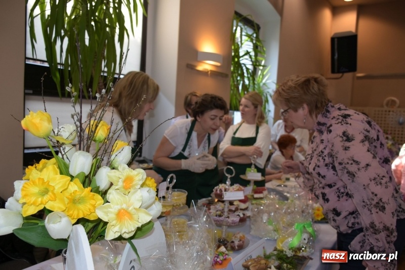 Zdjęcie w galerii na portalu naszraciborz.pl: Na słodko i przy muzyce. Kiermasz w Tworkowie [FOTO i WIDEO] wiadomości z regionu