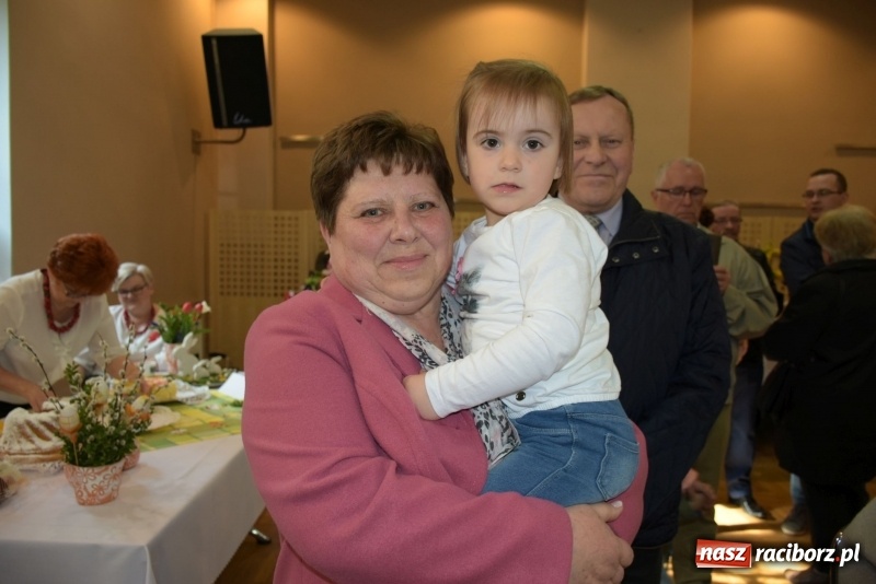 Zdjęcie w galerii na portalu naszraciborz.pl: Na słodko i przy muzyce. Kiermasz w Tworkowie [FOTO i WIDEO] wiadomości z regionu