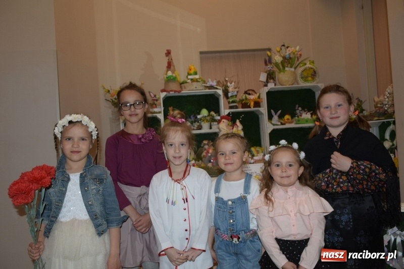 Zdjęcie w galerii na portalu naszraciborz.pl: Na słodko i przy muzyce. Kiermasz w Tworkowie [FOTO i WIDEO] wiadomości z regionu