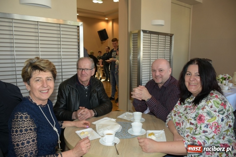 Zdjęcie w galerii na portalu naszraciborz.pl: Na słodko i przy muzyce. Kiermasz w Tworkowie [FOTO i WIDEO] wiadomości z regionu