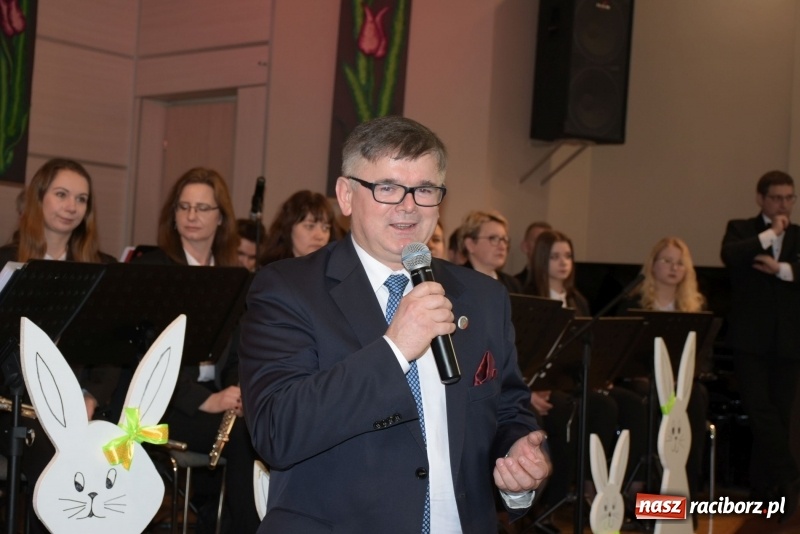 Zdjęcie w galerii na portalu naszraciborz.pl: Na słodko i przy muzyce. Kiermasz w Tworkowie [FOTO i WIDEO] wiadomości z regionu