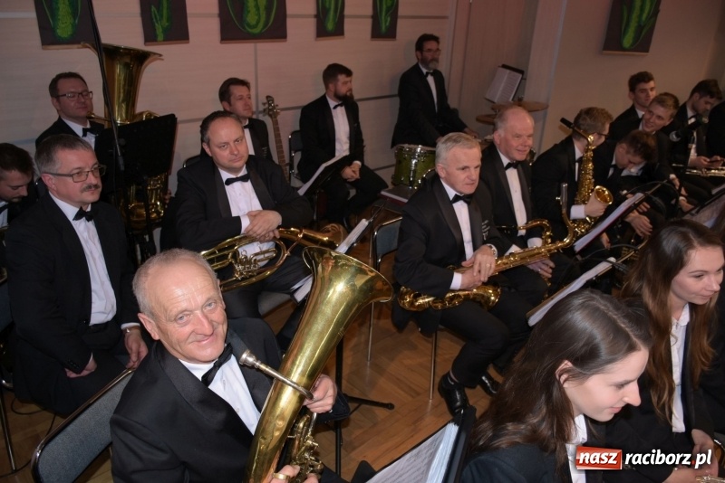 Zdjęcie w galerii na portalu naszraciborz.pl: Na słodko i przy muzyce. Kiermasz w Tworkowie [FOTO i WIDEO] wiadomości z regionu