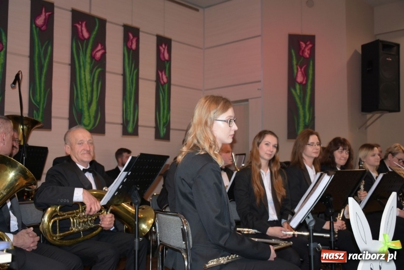 Zdjęcie w galerii na portalu naszraciborz.pl: Na słodko i przy muzyce. Kiermasz w Tworkowie [FOTO i WIDEO] wiadomości z regionu