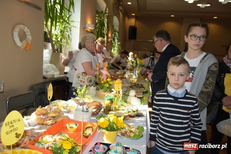 Zdjęcie w galerii na portalu naszraciborz.pl: Na słodko i przy muzyce. Kiermasz w Tworkowie [FOTO i WIDEO] wiadomości z regionu