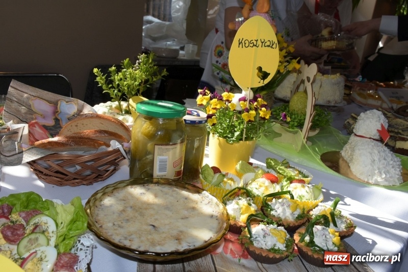 Zdjęcie w galerii na portalu naszraciborz.pl: Na słodko i przy muzyce. Kiermasz w Tworkowie [FOTO i WIDEO] wiadomości z regionu