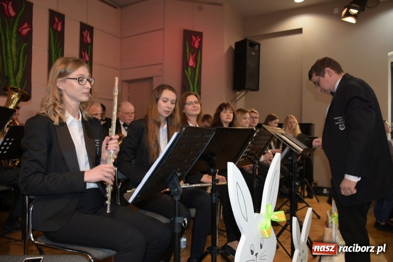 Zdjęcie w galerii na portalu naszraciborz.pl: Na słodko i przy muzyce. Kiermasz w Tworkowie [FOTO i WIDEO] wiadomości z regionu