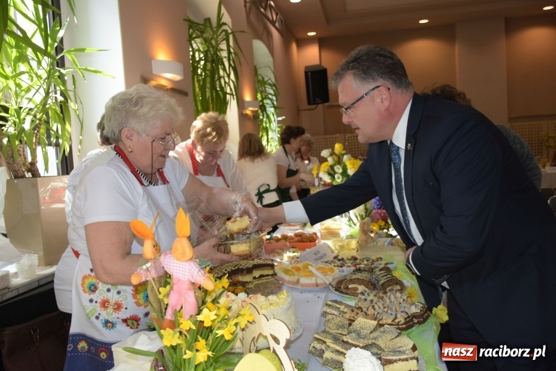 Zdjęcie w galerii na portalu naszraciborz.pl: Na słodko i przy muzyce. Kiermasz w Tworkowie [FOTO i WIDEO] wiadomości z regionu