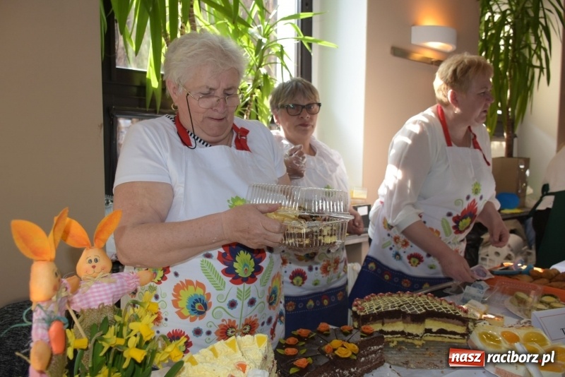 Zdjęcie w galerii na portalu naszraciborz.pl: Na słodko i przy muzyce. Kiermasz w Tworkowie [FOTO i WIDEO] wiadomości z regionu