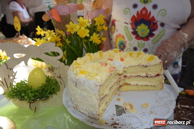 Zdjęcie w galerii na portalu naszraciborz.pl: Na słodko i przy muzyce. Kiermasz w Tworkowie [FOTO i WIDEO] wiadomości z regionu