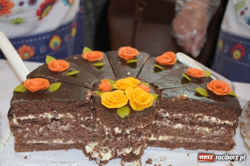 Zdjęcie w galerii na portalu naszraciborz.pl: Na słodko i przy muzyce. Kiermasz w Tworkowie [FOTO i WIDEO] wiadomości z regionu