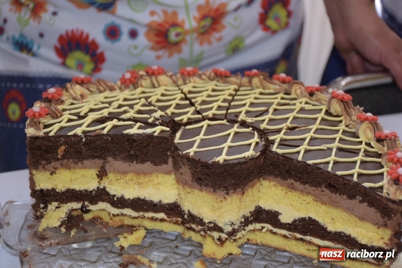 Zdjęcie w galerii na portalu naszraciborz.pl: Na słodko i przy muzyce. Kiermasz w Tworkowie [FOTO i WIDEO] wiadomości z regionu