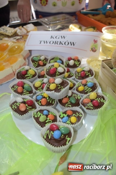 Zdjęcie w galerii na portalu naszraciborz.pl: Na słodko i przy muzyce. Kiermasz w Tworkowie [FOTO i WIDEO] wiadomości z regionu