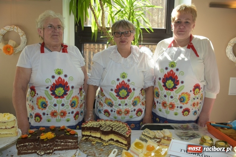 Zdjęcie w galerii na portalu naszraciborz.pl: Na słodko i przy muzyce. Kiermasz w Tworkowie [FOTO i WIDEO] wiadomości z regionu