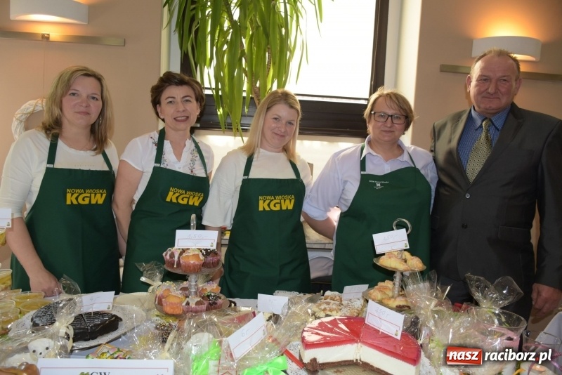 Zdjęcie w galerii na portalu naszraciborz.pl: Na słodko i przy muzyce. Kiermasz w Tworkowie [FOTO i WIDEO] wiadomości z regionu