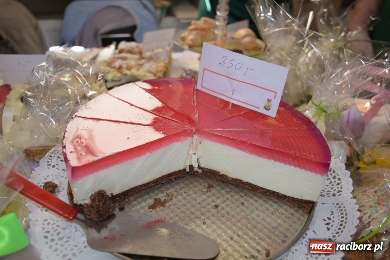 Zdjęcie w galerii na portalu naszraciborz.pl: Na słodko i przy muzyce. Kiermasz w Tworkowie [FOTO i WIDEO] wiadomości z regionu