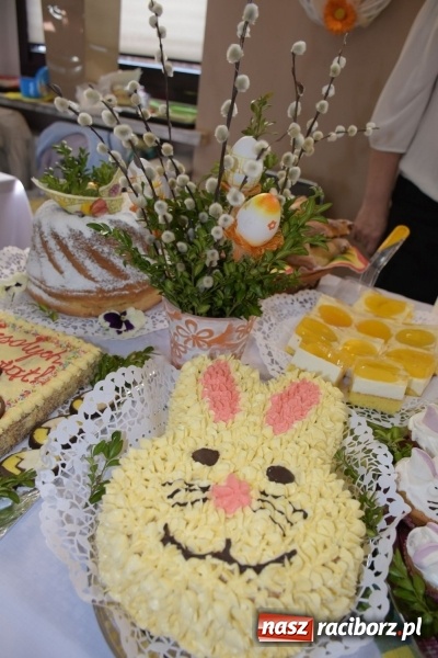 Zdjęcie w galerii na portalu naszraciborz.pl: Na słodko i przy muzyce. Kiermasz w Tworkowie [FOTO i WIDEO] wiadomości z regionu