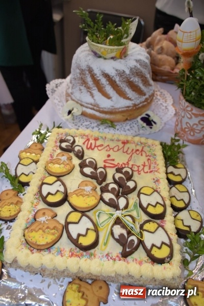 Zdjęcie w galerii na portalu naszraciborz.pl: Na słodko i przy muzyce. Kiermasz w Tworkowie [FOTO i WIDEO] wiadomości z regionu