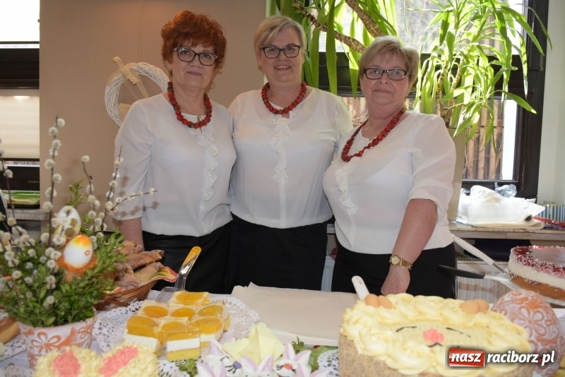 Zdjęcie w galerii na portalu naszraciborz.pl: Na słodko i przy muzyce. Kiermasz w Tworkowie [FOTO i WIDEO] wiadomości z regionu