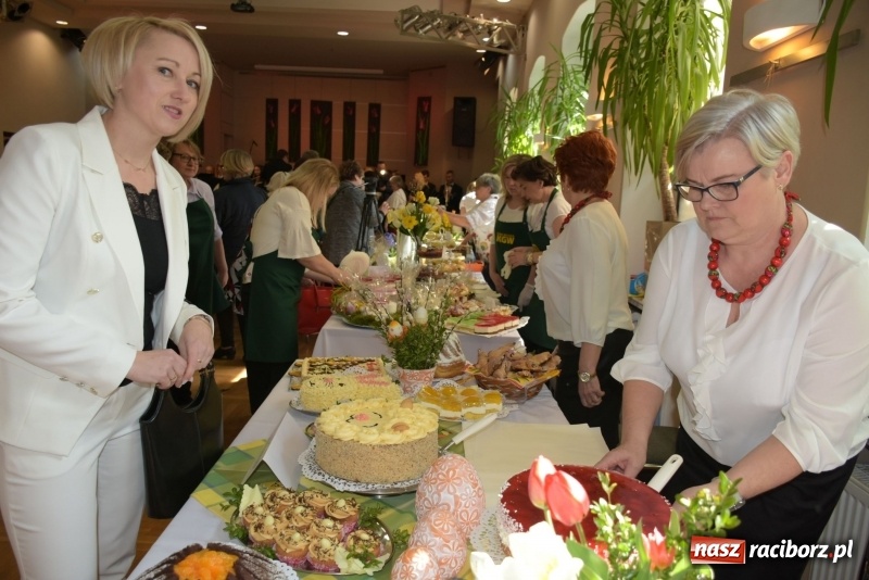 Zdjęcie w galerii na portalu naszraciborz.pl: Na słodko i przy muzyce. Kiermasz w Tworkowie [FOTO i WIDEO] wiadomości z regionu