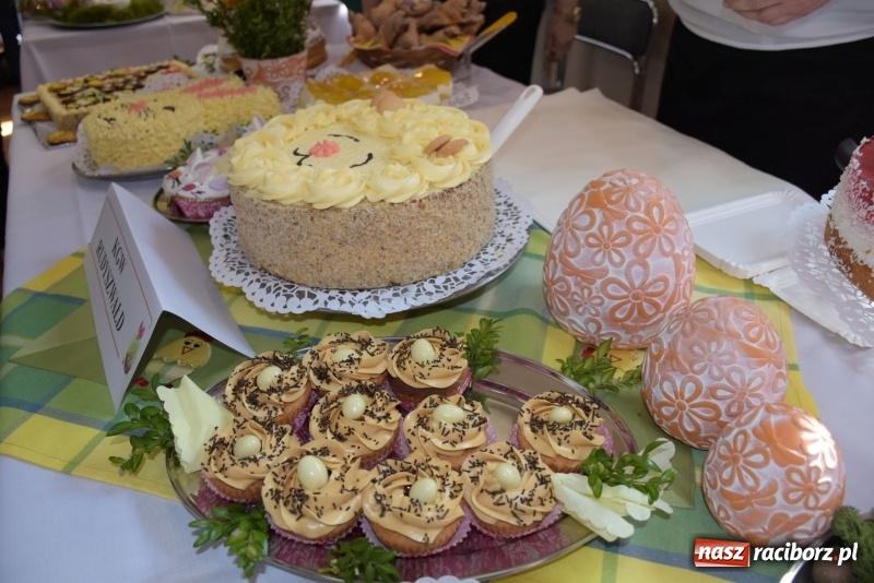 Zdjęcie w galerii na portalu naszraciborz.pl: Na słodko i przy muzyce. Kiermasz w Tworkowie [FOTO i WIDEO] wiadomości z regionu