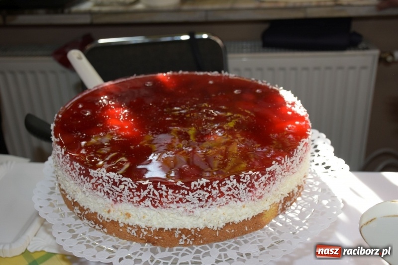 Zdjęcie w galerii na portalu naszraciborz.pl: Na słodko i przy muzyce. Kiermasz w Tworkowie [FOTO i WIDEO] wiadomości z regionu