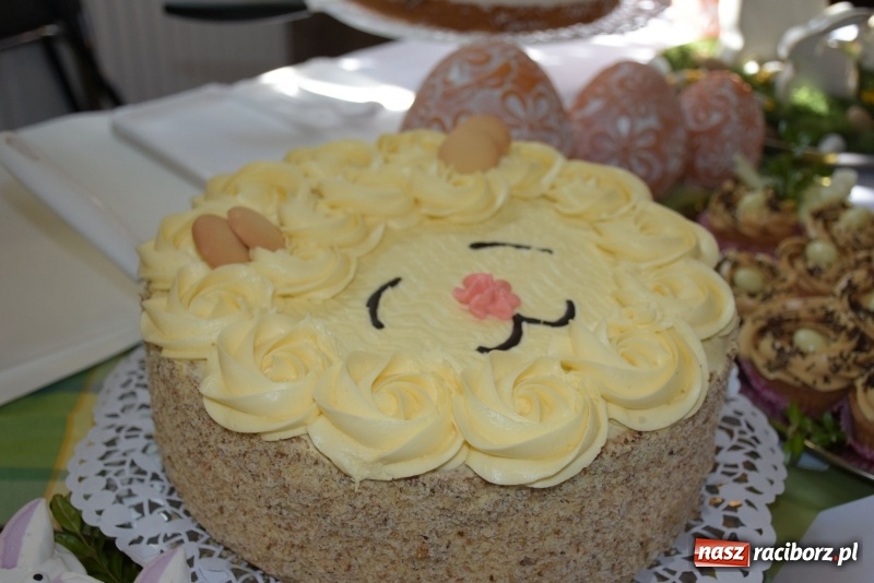 Zdjęcie w galerii na portalu naszraciborz.pl: Na słodko i przy muzyce. Kiermasz w Tworkowie [FOTO i WIDEO] wiadomości z regionu