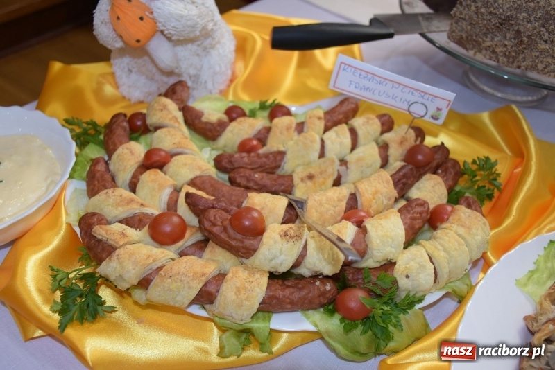 Zdjęcie w galerii na portalu naszraciborz.pl: Na słodko i przy muzyce. Kiermasz w Tworkowie [FOTO i WIDEO] wiadomości z regionu