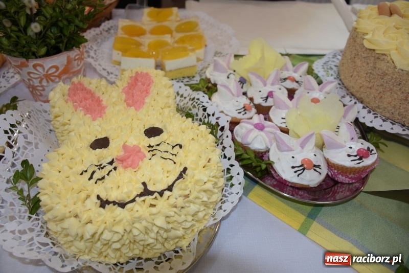 Zdjęcie w galerii na portalu naszraciborz.pl: Na słodko i przy muzyce. Kiermasz w Tworkowie [FOTO i WIDEO] wiadomości z regionu