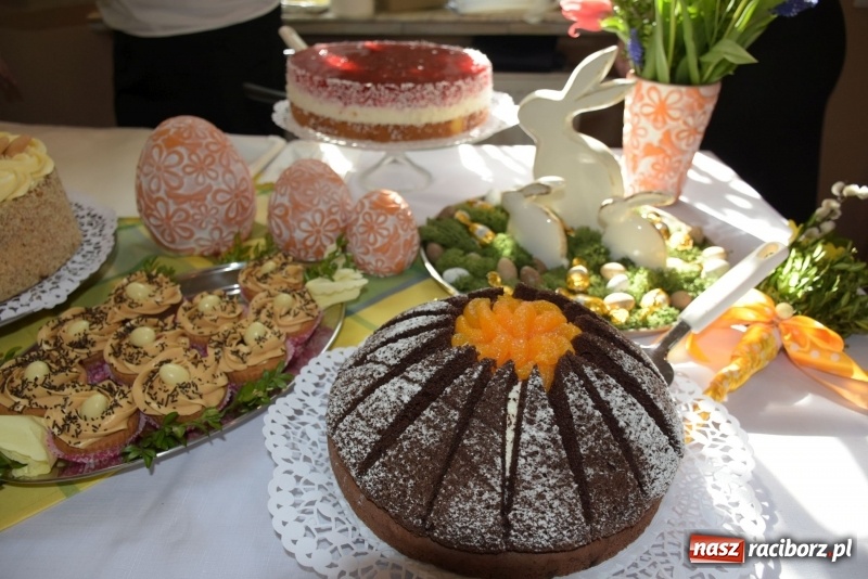 Zdjęcie w galerii na portalu naszraciborz.pl: Na słodko i przy muzyce. Kiermasz w Tworkowie [FOTO i WIDEO] wiadomości z regionu