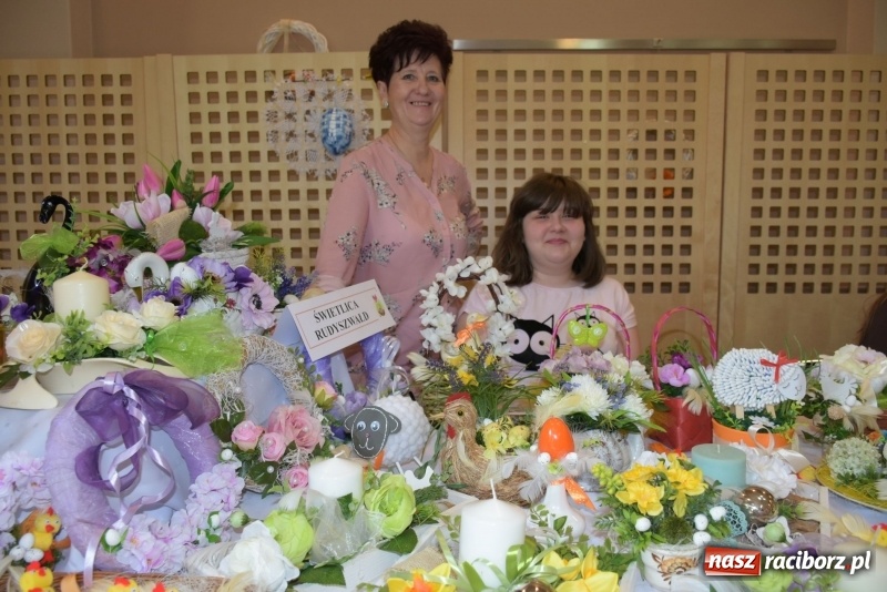 Zdjęcie w galerii na portalu naszraciborz.pl: Na słodko i przy muzyce. Kiermasz w Tworkowie [FOTO i WIDEO] wiadomości z regionu