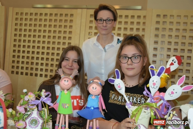 Zdjęcie w galerii na portalu naszraciborz.pl: Na słodko i przy muzyce. Kiermasz w Tworkowie [FOTO i WIDEO] wiadomości z regionu