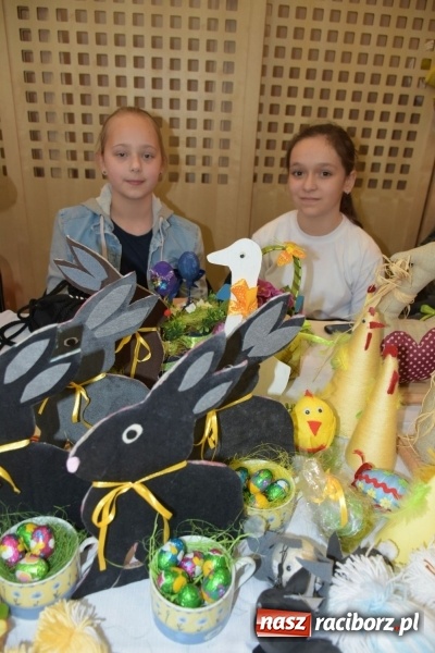 Zdjęcie w galerii na portalu naszraciborz.pl: Na słodko i przy muzyce. Kiermasz w Tworkowie [FOTO i WIDEO] wiadomości z regionu