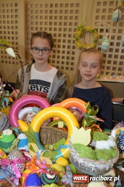 Zdjęcie w galerii na portalu naszraciborz.pl: Na słodko i przy muzyce. Kiermasz w Tworkowie [FOTO i WIDEO] wiadomości z regionu