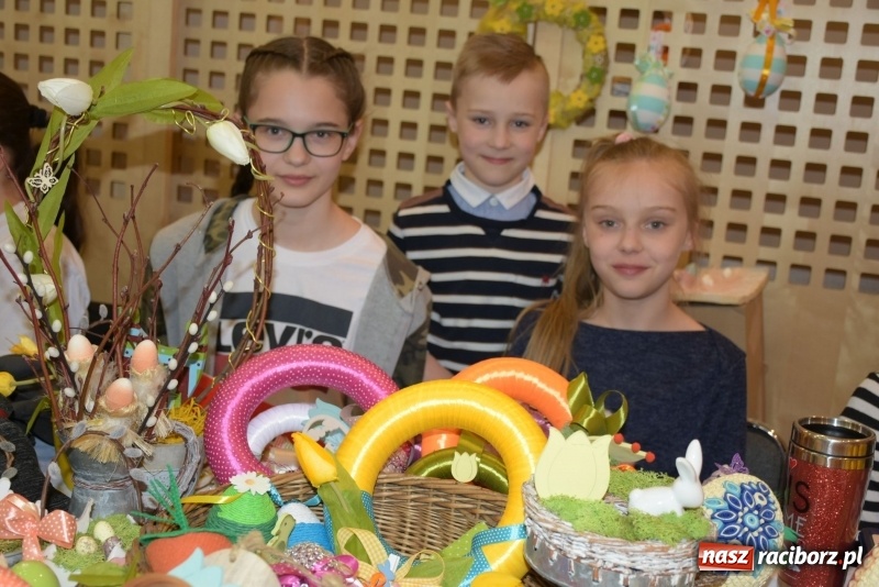 Zdjęcie w galerii na portalu naszraciborz.pl: Na słodko i przy muzyce. Kiermasz w Tworkowie [FOTO i WIDEO] wiadomości z regionu