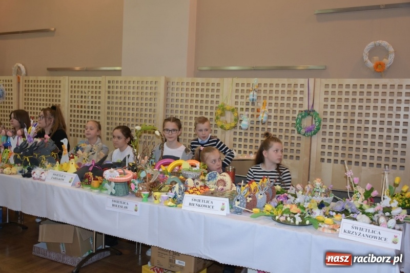 Zdjęcie w galerii na portalu naszraciborz.pl: Na słodko i przy muzyce. Kiermasz w Tworkowie [FOTO i WIDEO] wiadomości z regionu