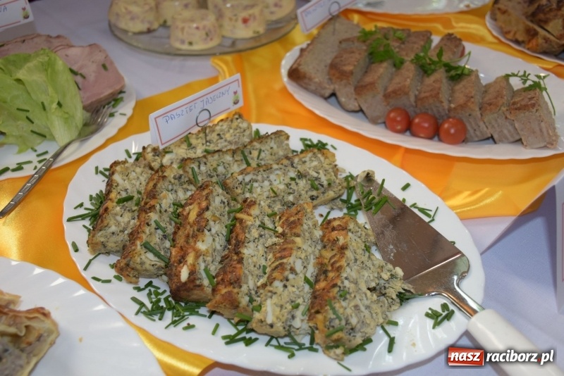 Zdjęcie w galerii na portalu naszraciborz.pl: Na słodko i przy muzyce. Kiermasz w Tworkowie [FOTO i WIDEO] wiadomości z regionu