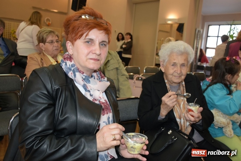 Zdjęcie w galerii na portalu naszraciborz.pl: Na słodko i przy muzyce. Kiermasz w Tworkowie [FOTO i WIDEO] wiadomości z regionu