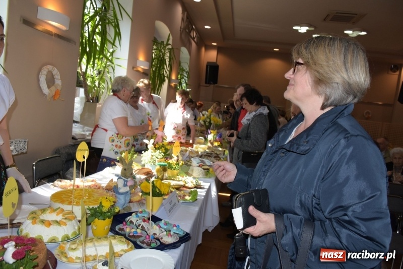 Zdjęcie w galerii na portalu naszraciborz.pl: Na słodko i przy muzyce. Kiermasz w Tworkowie [FOTO i WIDEO] wiadomości z regionu