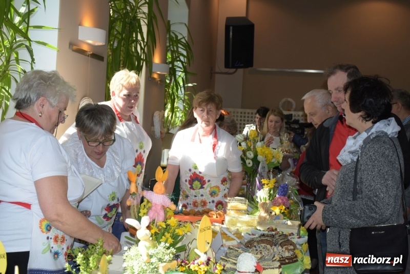 Zdjęcie w galerii na portalu naszraciborz.pl: Na słodko i przy muzyce. Kiermasz w Tworkowie [FOTO i WIDEO] wiadomości z regionu