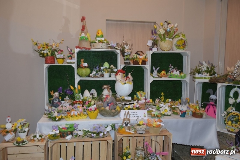 Zdjęcie w galerii na portalu naszraciborz.pl: Na słodko i przy muzyce. Kiermasz w Tworkowie [FOTO i WIDEO] wiadomości z regionu