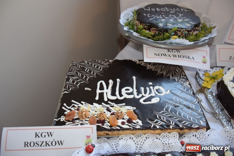 Zdjęcie w galerii na portalu naszraciborz.pl: Na słodko i przy muzyce. Kiermasz w Tworkowie [FOTO i WIDEO] wiadomości z regionu