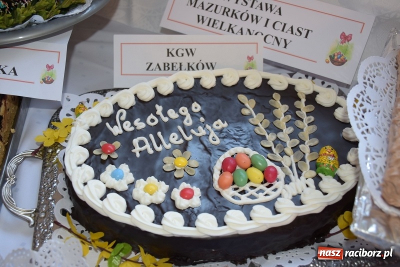 Zdjęcie w galerii na portalu naszraciborz.pl: Na słodko i przy muzyce. Kiermasz w Tworkowie [FOTO i WIDEO] wiadomości z regionu