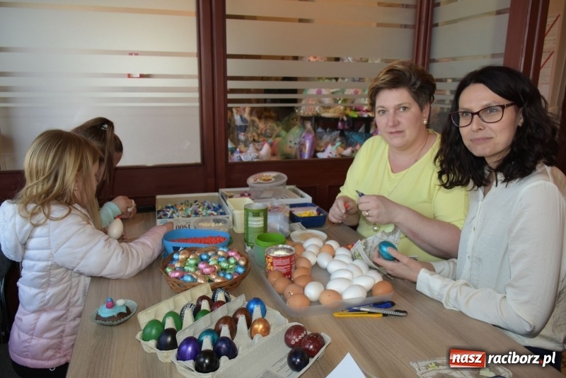 Zdjęcie w galerii na portalu naszraciborz.pl: Na słodko i przy muzyce. Kiermasz w Tworkowie [FOTO i WIDEO] wiadomości z regionu