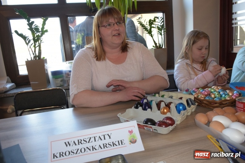 Zdjęcie w galerii na portalu naszraciborz.pl: Na słodko i przy muzyce. Kiermasz w Tworkowie [FOTO i WIDEO] wiadomości z regionu