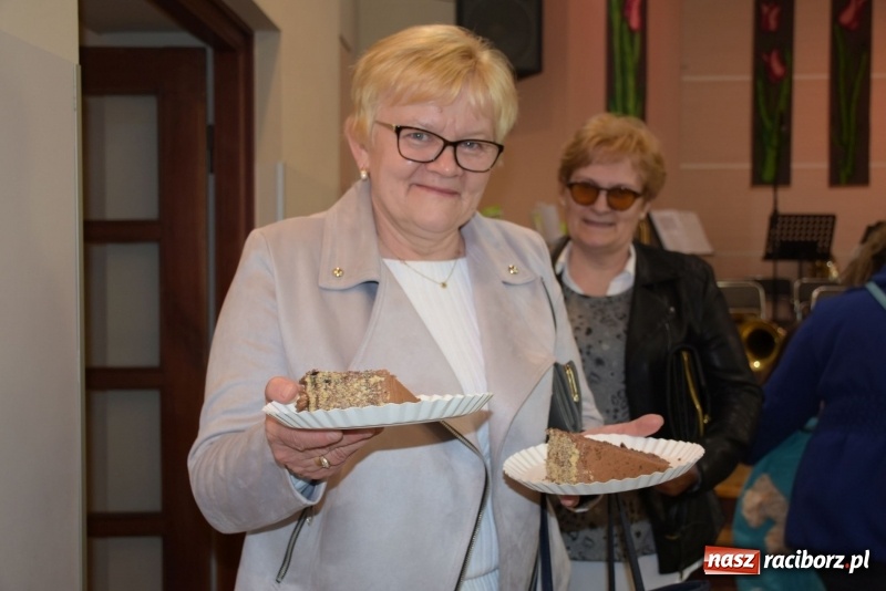 Zdjęcie w galerii na portalu naszraciborz.pl: Na słodko i przy muzyce. Kiermasz w Tworkowie [FOTO i WIDEO] wiadomości z regionu