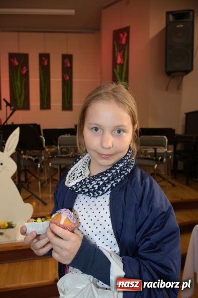 Zdjęcie w galerii na portalu naszraciborz.pl: Na słodko i przy muzyce. Kiermasz w Tworkowie [FOTO i WIDEO] wiadomości z regionu