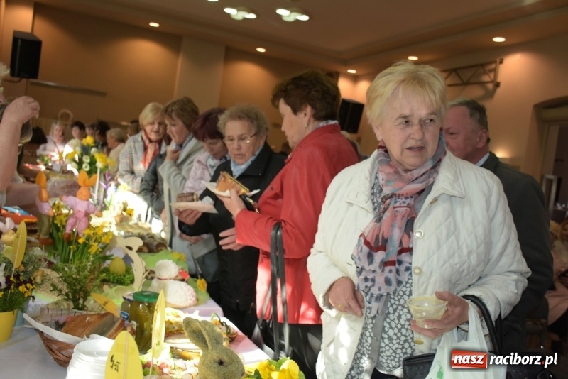 Zdjęcie w galerii na portalu naszraciborz.pl: Na słodko i przy muzyce. Kiermasz w Tworkowie [FOTO i WIDEO] wiadomości z regionu