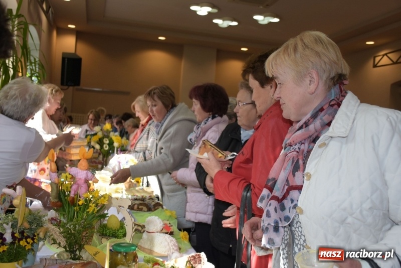 Zdjęcie w galerii na portalu naszraciborz.pl: Na słodko i przy muzyce. Kiermasz w Tworkowie [FOTO i WIDEO] wiadomości z regionu